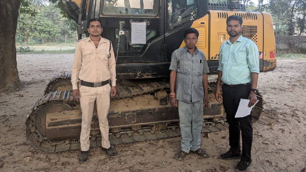 सांकरा : जोंक नदी से अवैध रेत उत्खनन में संलिप्त 01 नग चैन म... - CG Sandesh