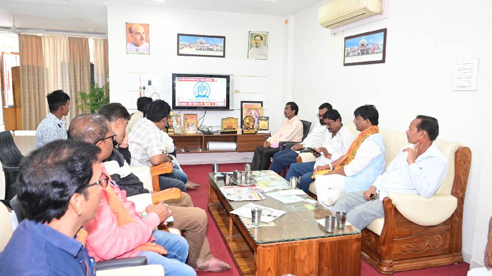 महासमुंद : विधायक योगेश्वर राजू सिन्हा ने सुनी प्रधानमंत्री ... - CG Sandesh