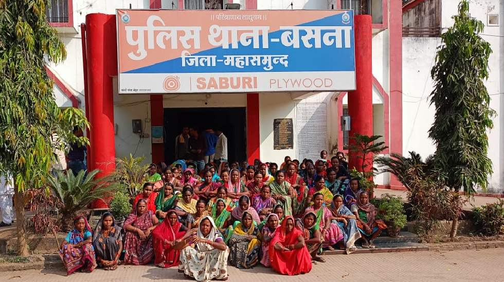 बसना : मुफ्त में कूकर, टॉर्च और इंडक्शन मिलेगा कहकर दिया प्र... - CG Sandesh
