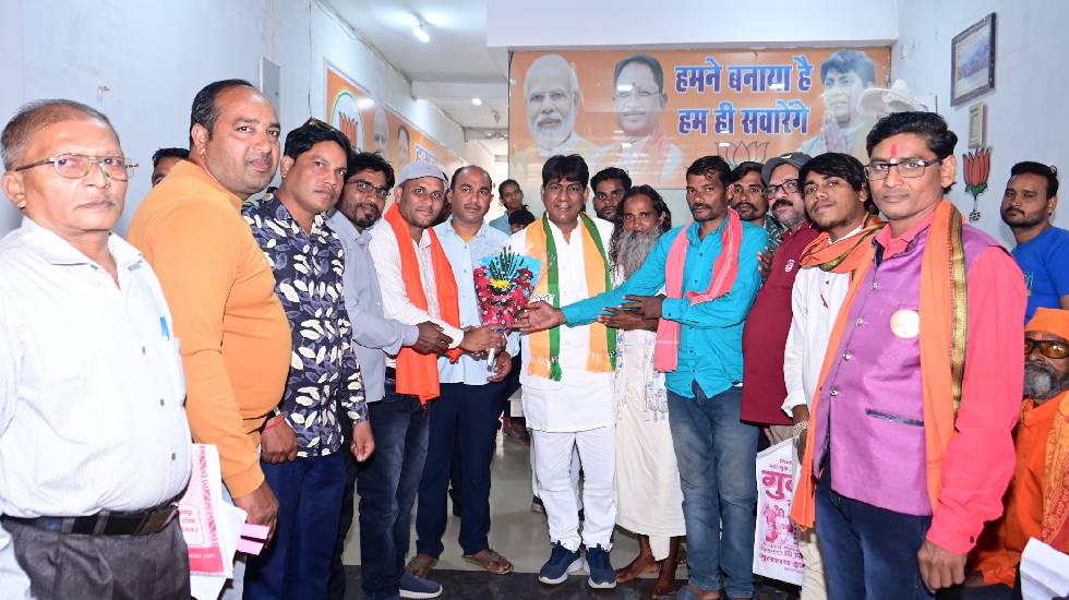 महासमुंद : विधायक योगेश्वर राजू सिन्हा से मिले धान खरीदी समि... - CG Sandesh