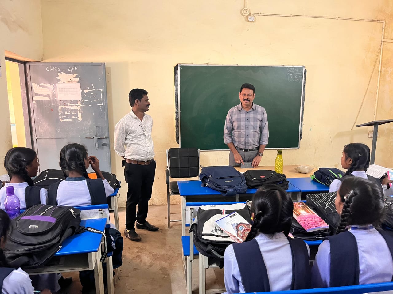 एस डी एम बागबाहरा ने ली शिक्षा विभाग की समीक्षा बैठक - CG Sandesh