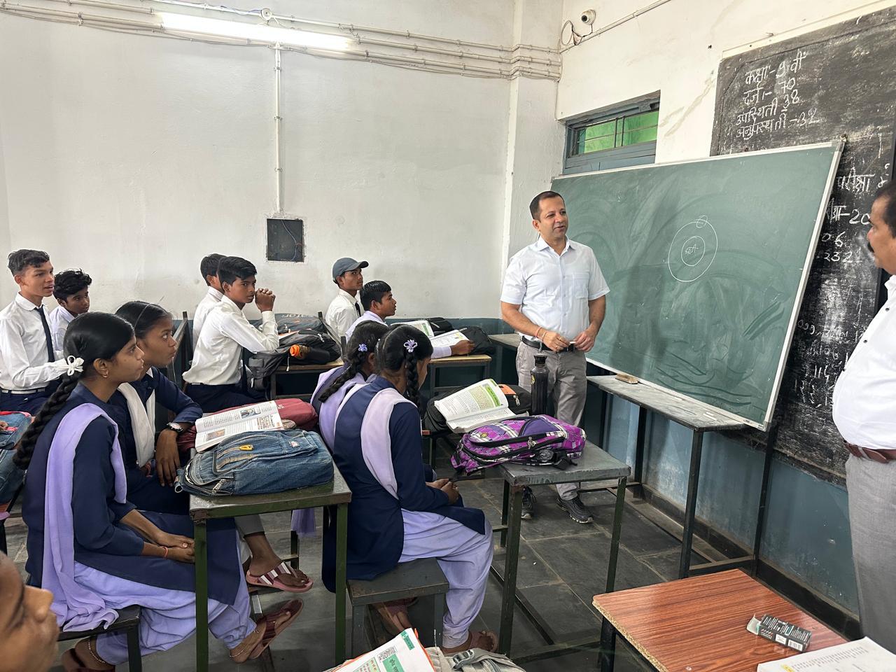 कोमाखान,बेलसोडा से लेकर महासमुंद जिले के दूरस्थ ग्रामीण स्कू... - CG Sandesh