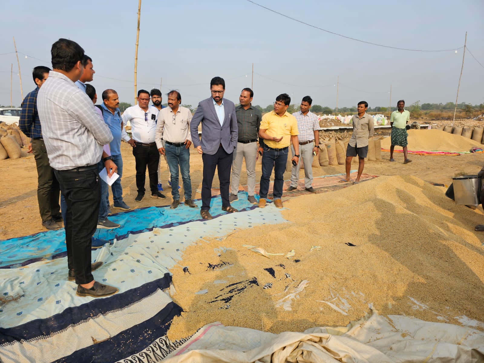 महासमुंद : कलेक्टर लंगेह ने किया धान खरीदी केन्द्रो का औचक न... - CG Sandesh
