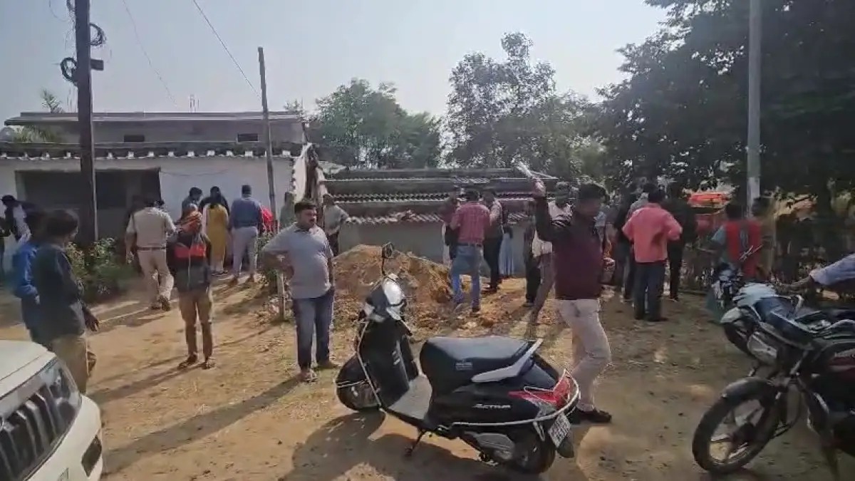 CG : घर में जा घुसा तेज रफ्तार ट्रैक्टर, दुधमुंहे बच्चे और म... - CG Sandesh