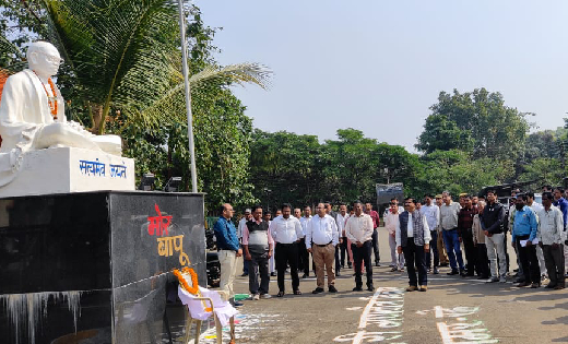 महासमुंद : अधिकारी-कर्मचारियों ने महात्मा गांधी को अर्पित की... - CG Sandesh