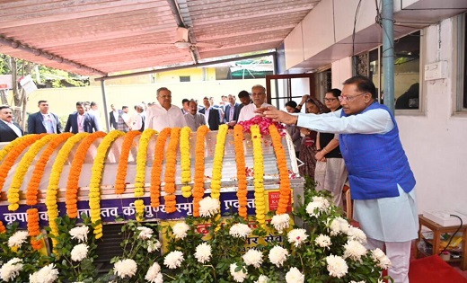 मुख्यमंत्री विष्णुदेव साय ने नंदकुमार बघेल को दी श्रद्धांजलि, रमन सिंह, अरुण साव, किरण सिंहदेव भी रहे मौजूद