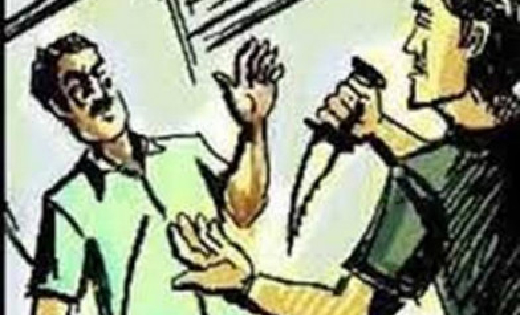 तुमगांव : गर्दन पर चाक़ू टिकाकर जंगल में ले जाकर की मारपीट