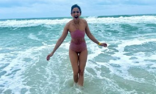 Rakul Preet सीढ़ियों पर गिरने से बचीं बाल-बाल - CG Sandesh