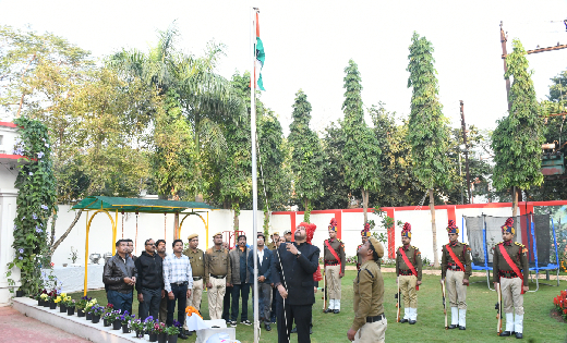 महासमुंद : कलेक्टर प्रभात मलिक ने कलेक्टोरेट में फहराया राष्... - CG Sandesh