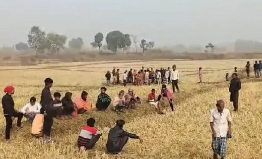 CG NEWS : खेत में मिला युवक का शव, शरीर व गले पर चोट के निशा... - CG Sandesh