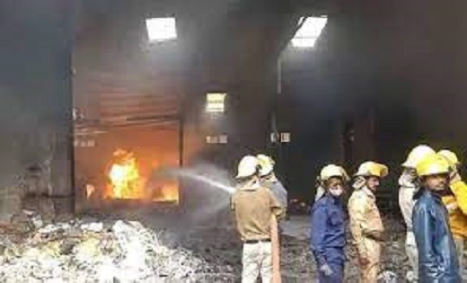 CG- स्टील फैक्ट्री में लगी आग, लाखों का सामान जलकर राख - CG Sandesh