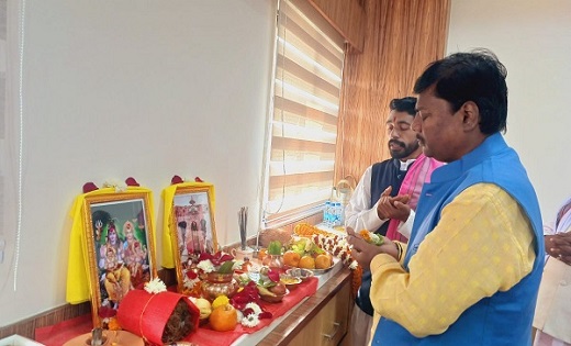 वन मंत्री केदार कश्यप ने मंत्रालय में पूजा अर्चना कर किया पदभार ग्रह, कहा- हमारा छत्तीसगढ़ आगे बढ़ रहा