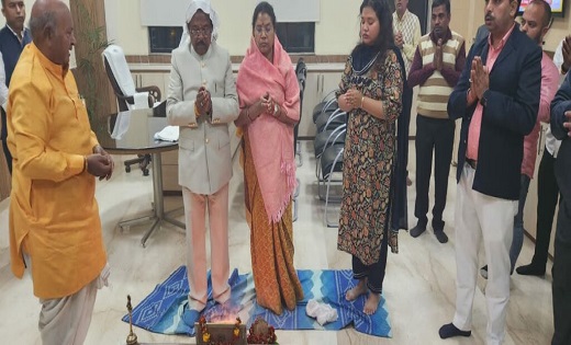 विधिवत पूजा अर्चना के साथ कैबिनेट मंत्री रामविचार नेताम ने पदभार संभाला