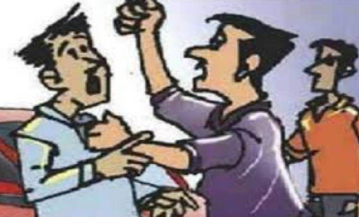 सरायपाली : जमीन बिक्री के सम्बन्ध में पिता से बात कर रहे बेट... - CG Sandesh