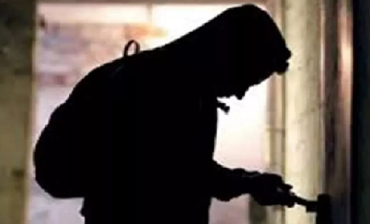 बसना : खेत में लगे सोलर कंट्रोलर, रोल पाईप सहित अन्य सामानों... - CG Sandesh