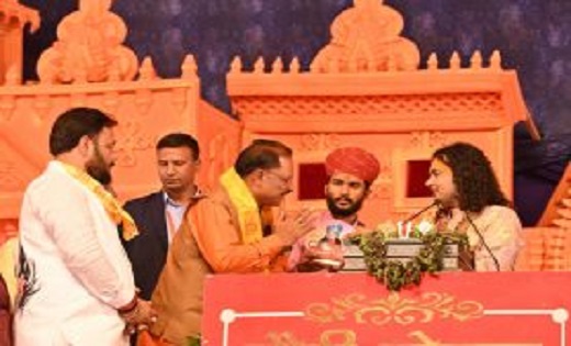 मुख्यमंत्री विष्णु देव साय श्रीमद भागवद कथा में हुए शामिल,अनिरुद्धाचार्य जी महाराज का लिया आशीर्वाद