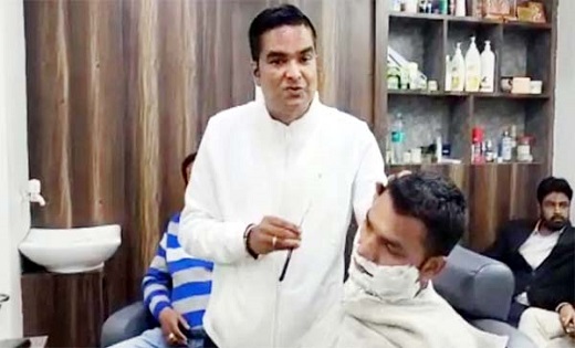 सेलून में लोगों की हजामत करते दिखे विधायक रिकेश सेन - CG Sandesh