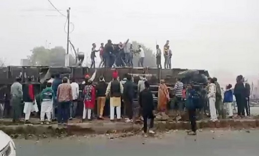 तिरंगा यात्रा के दौरान हादसा, बाइक पर पलटा गन्नों से भरा ट्र... - CG Sandesh
