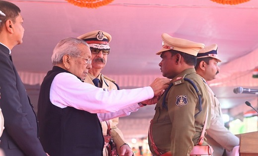 राज्यपाल ने उत्कृष्ट सेवा करने वाले पुलिस विभाग के अधिकारी-कर्मचारियों को किया गया सम्मानित