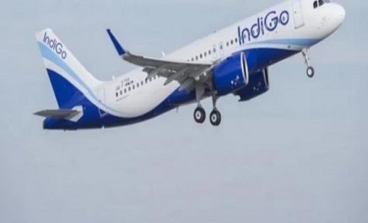 माना एयरपोर्ट में यात्रियों का हंगामा, इंडिगो की तीन फ्लाइट कैंसल होने से भड़का आक्रोश
