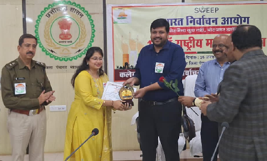 महासमुंद : नए मतदाताओं को ईपिक कार्ड देकर सम्मानित किया गया - CG Sandesh
