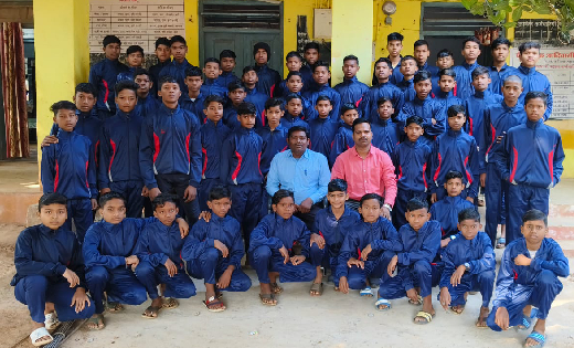 महासमुंद :  छात्रावास के बच्चो को किया गया ट्रैक सूट का वितर... - CG Sandesh