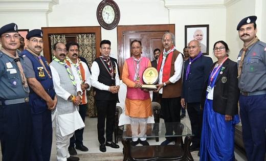 मुख्यमंत्री विष्णु देव साय को स्काउट्स एवं गाइड्स के सदस्यों ने संरक्षक बैज पहना कर किया अलंकृत..