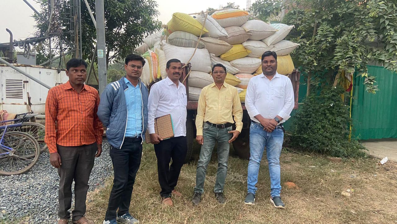 बसना : ग्राम लम्बर में 700 बारदाना अवैध धान जब्त  - CG Sandesh