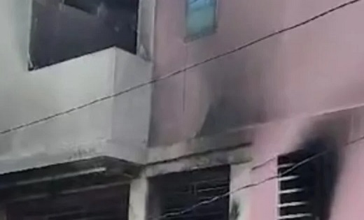 राजधानी के कृष्णा नगर में चार्जिंग के दौरान ओला स्कूटर की बैटरी में ब्लास्ट.. डॉक्टर पति पत्नी समेत 3 लोग झुलसे , आग की चपेट में दो मंजिला बिल्डिंग..