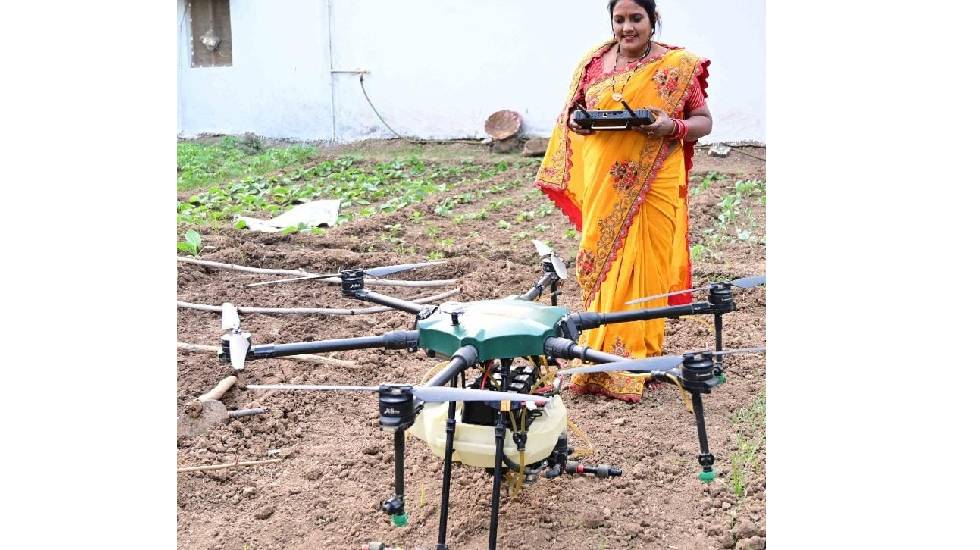 CG : खरीफ और रबी सीजन में ड्रोन दीदी चंद्रकली वर्मा ने कमाये... - CG Sandesh