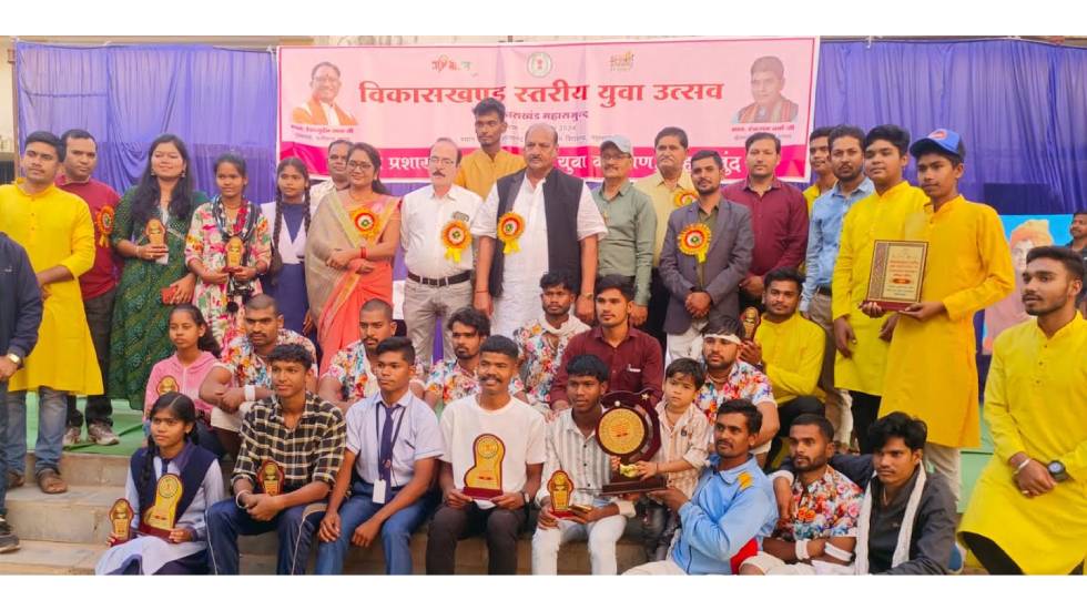 महासमुंद : सामूहिक लोकनृत्य में सत्य के विरासत पंथी नृत्य मु... - CG Sandesh