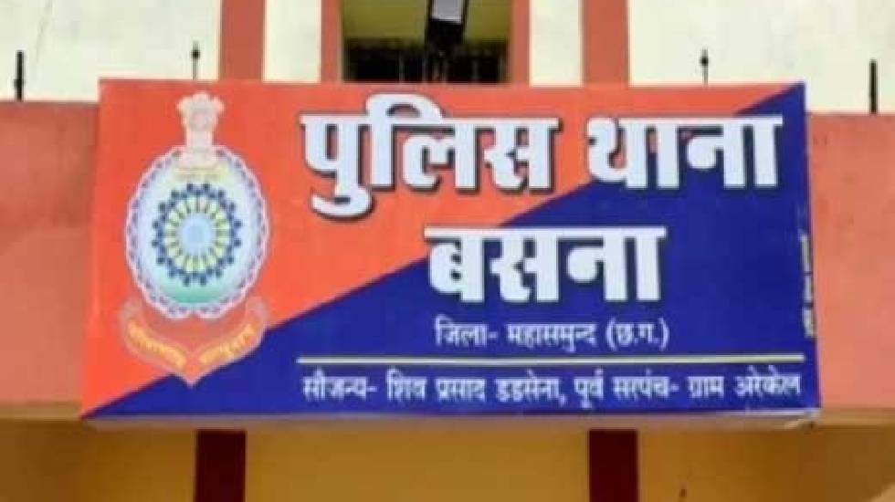 बसना : शिक्षक पर नशे में स्कूल आने का आरोप; समझाने गए ग्रामी... - CG Sandesh