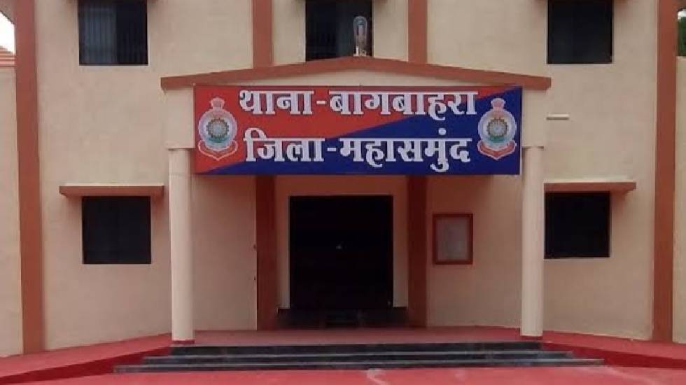 बागबाहरा : शराब पीने पिलाने का साधन उपलब्ध कराते रंगे हाथ गि... - CG Sandesh