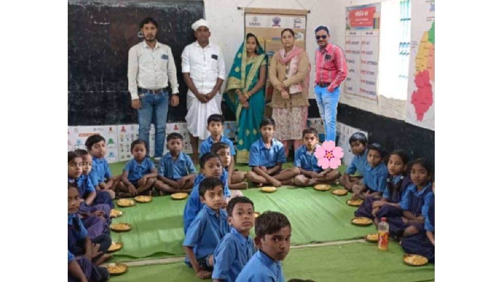 बसना : शासकीय प्राथमिक शाला बड़ेटेमरी में न्यौता भोज का आयोज... - CG Sandesh
