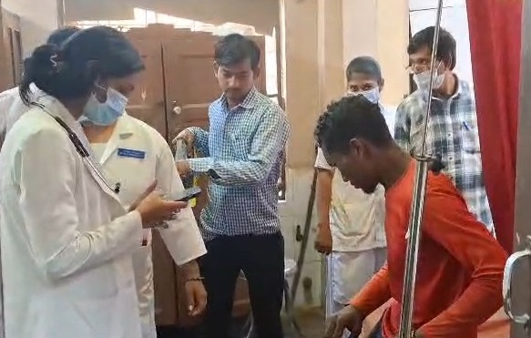 CG : धान खरीदी केंद्र में घुसा भालू, मजदूर पर किया हमला, दहश... - CG Sandesh