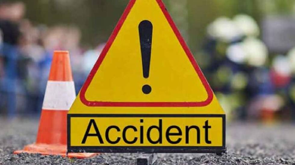 महासमुंद : ट्रक से टकराई पिकअप, स्टेरिंग में फंसा चालक