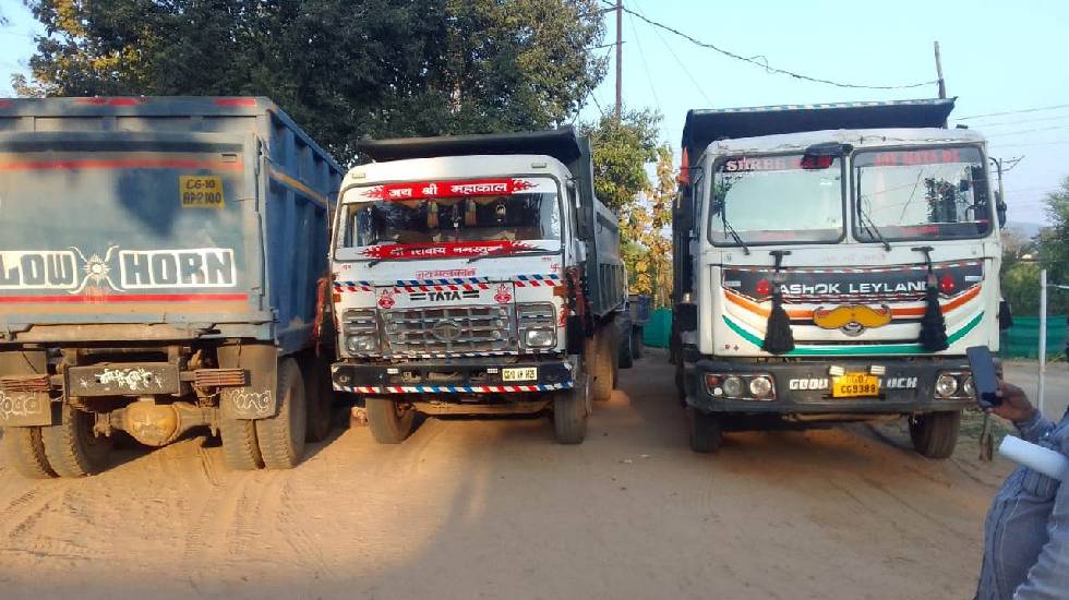 खनिजों के अवैध खनन एवं परिवहन करते 11 हाइवा व 8 ट्रैक्टर जब्... - CG Sandesh