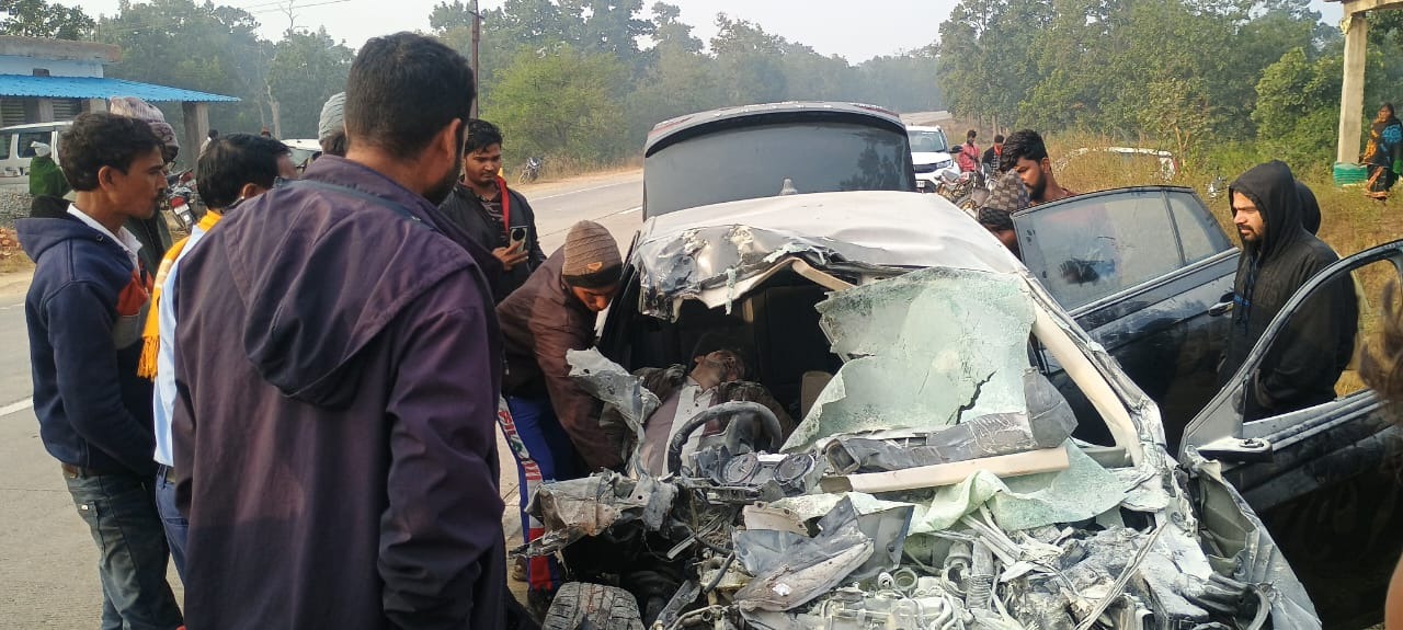 CG ब्रेकिंग : ट्रक में जा घुसी कार, 5 युवकों की दर्दनाक मौत,... - CG Sandesh