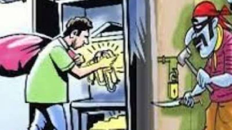 पिथौरा : ताला तोड़कर सामानों और पैसों की चोरी - CG Sandesh
