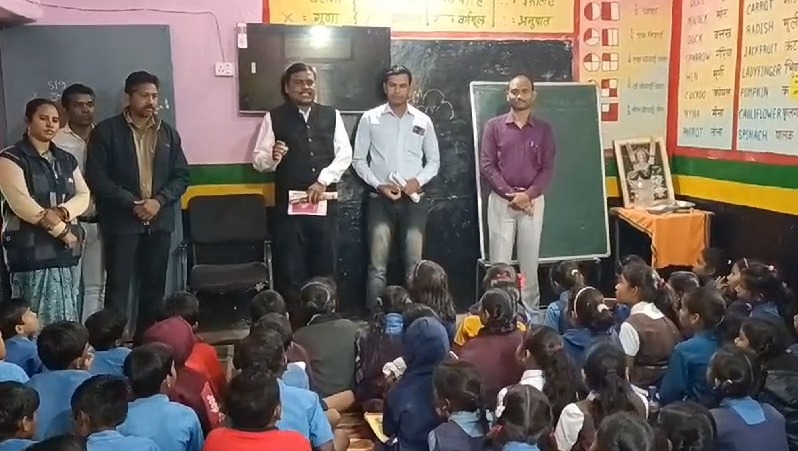 महासमुंद : शिक्षकों की टीम के द्वारा प्रतियोगिता परीक्षाओं क... - CG Sandesh