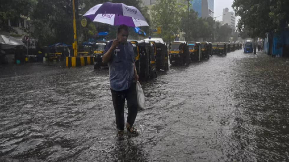 फेंगल चक्रवात : भारी बारिश के कारण जनजीवन अस्त-व्यस्त, कई रा... - CG Sandesh