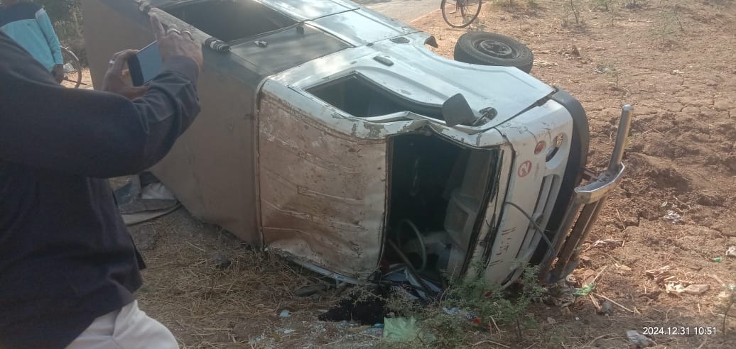 CG : स्कूली बच्चों से भरी गाड़ी पलटी, एक छात्र की मौत, चार गं... - CG Sandesh