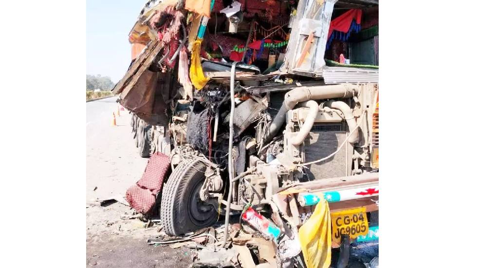 CG : खड़ी ट्रक को ट्रक ने पीछे से मारी जोरदार ठोकर, चालक की म... - CG Sandesh