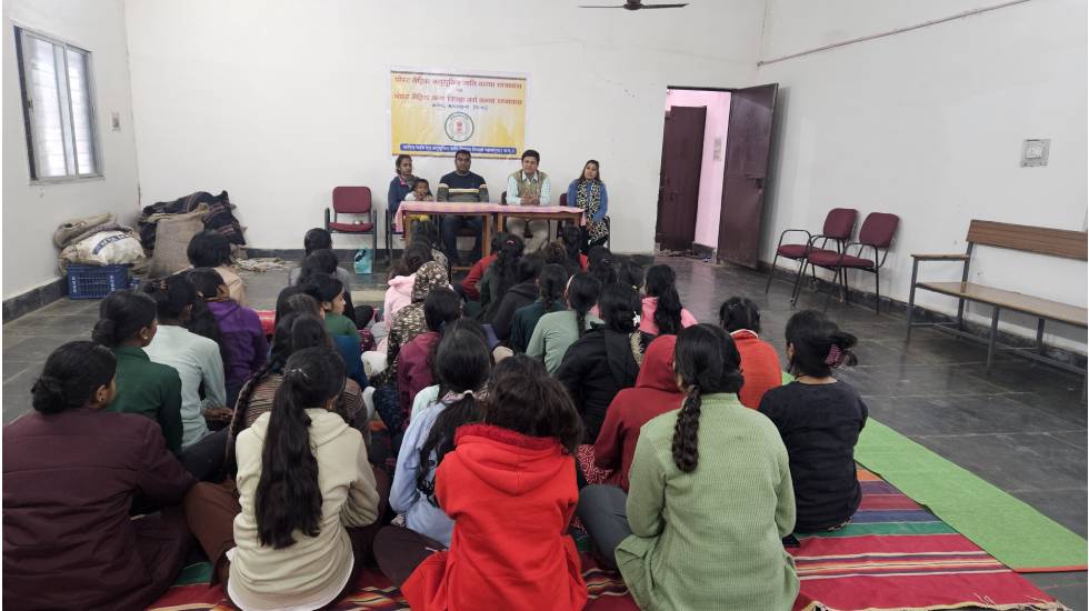 महासमुंद : छात्रावास में आयुष विभाग द्वारा प्रकृति परीक्षण ए... - CG Sandesh