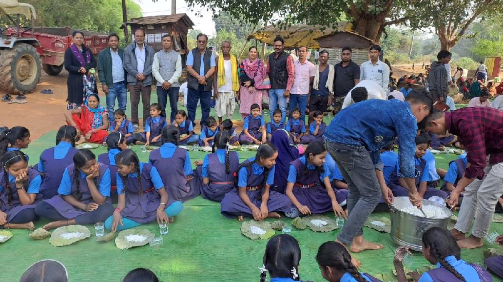 बसना : तीन विद्यालयों के बच्चों को कराया गया न्योता भोज, पालक एवं ग्रामीणों का अभिनव कार्यक्रम