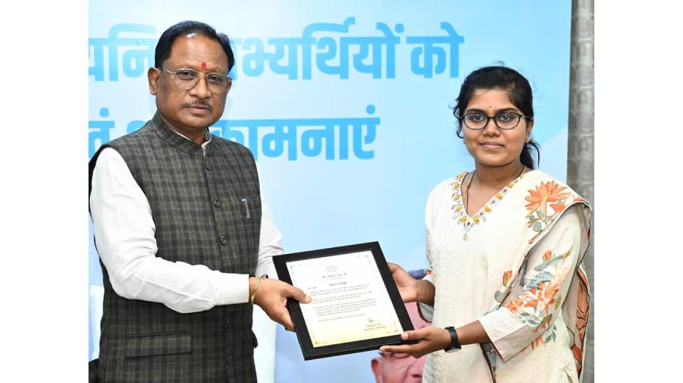 CGPSC की परीक्षा पास कर किसान की बेटी किरण राजपूत बनी अधिकार... - CG Sandesh