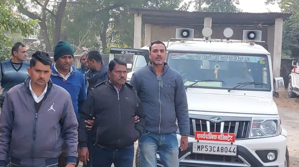 नायब तहसीलदार रिश्वत लेते रंगे हाथ गिरफ्तार - CG Sandesh