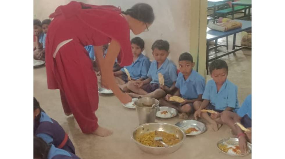 सरायपाली : शासकीय प्राथमिक शाला कोकड़ी में न्योता भोज का आयोज... - CG Sandesh