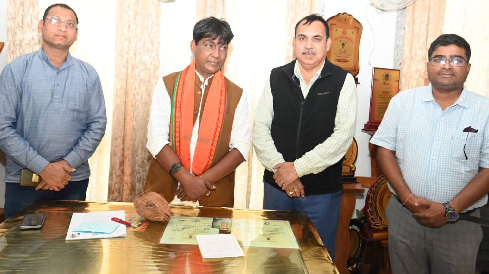 महासमुंद : विधायक योगेश्वर राजू सिन्हा ने कराया ’देश का प्रक... - CG Sandesh