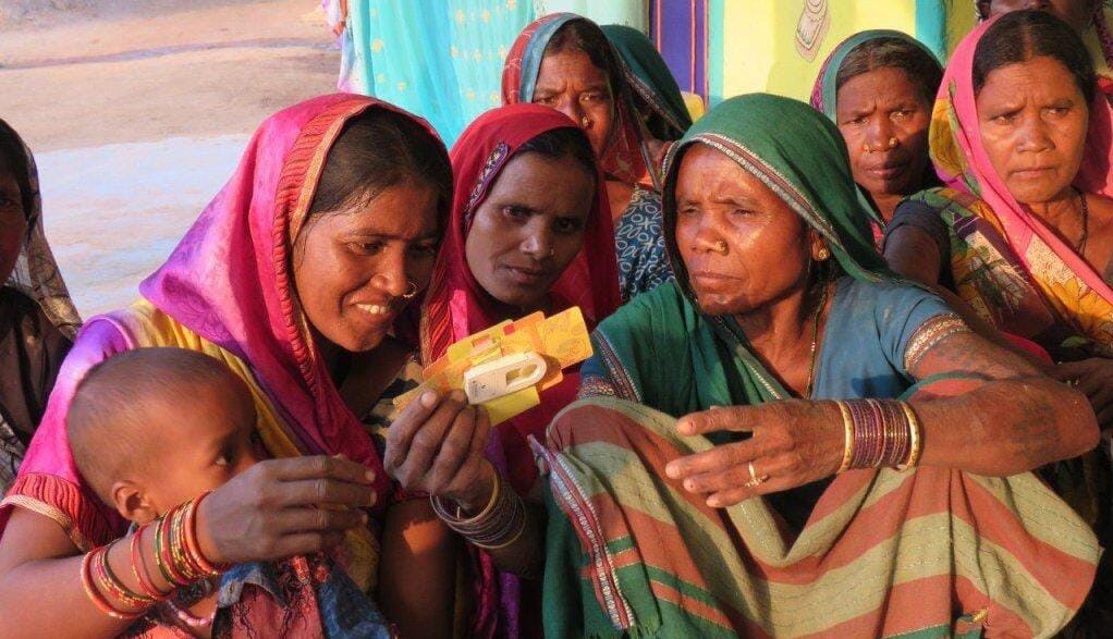 राज्य के 20 जिलों के किसान कर रहे हैं फोल्डस्कोप का उपयोग - CG Sandesh